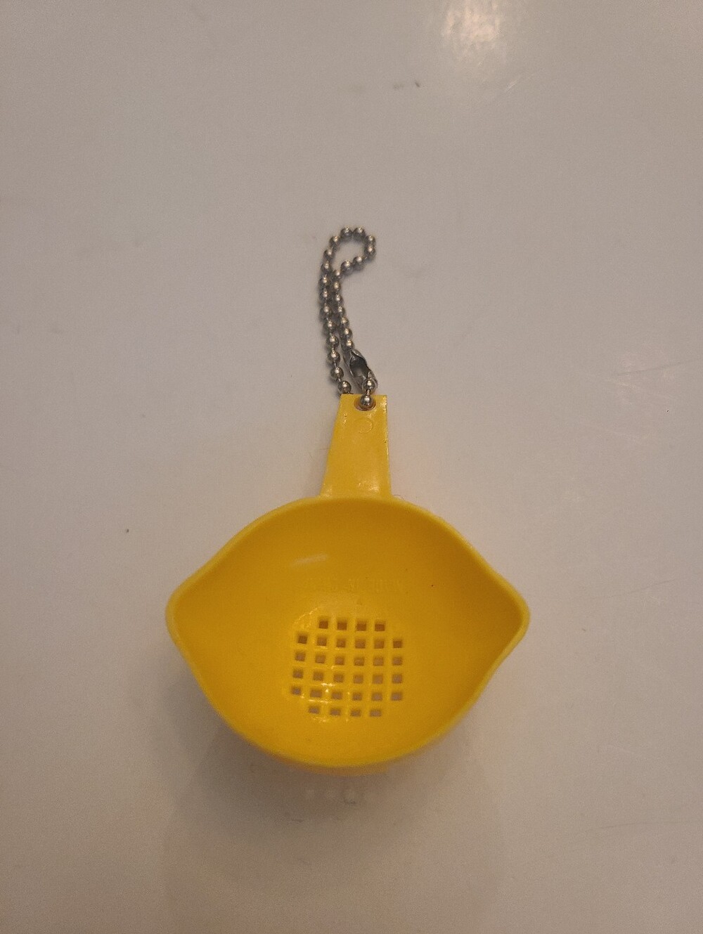 Tupperware Strainer Keychain, Pre-owned, please review photos for more details.